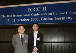  平成19（2007）年10月、ドイツで開催された第11回世界微生物株保存会議（ICCC）にて。右は、微生物材料開発室坂本研究員。