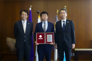 （左から順に）永田学長、林洋平助教、木越副学長