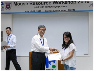 Dr. Yang, Nanjing University MARC and Dr. Obata, Director of RIKEN BRC awarding certificate to a participant