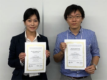 HAMAMATSU Awardを授与された澁谷 仁寿 特別研究員（右）とNIKON Awardを授与された研究生の田邉 瑠里子さん（左）