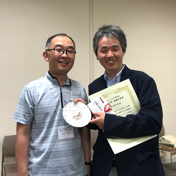 森脇和郎賞受賞式にて、世話人の若林雄一先生（左）、理研BRC古瀬民生開発研究員（右）